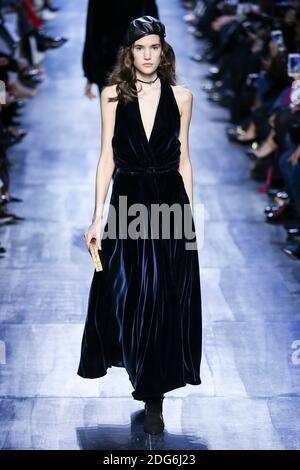 Un mannequin marche sur la piste lors du salon de la mode Christian Dior à FW17, qui s'est tenu à Paris, en France, le 3 mars 2017. Photo par Alain Gil Gonzalez /ABACAPRESS.COM Banque D'Images