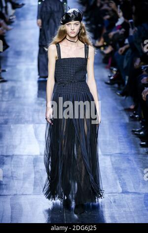 Un mannequin marche sur la piste lors du salon de la mode Christian Dior à FW17, qui s'est tenu à Paris, en France, le 3 mars 2017. Photo par Alain Gil Gonzalez /ABACAPRESS.COM Banque D'Images