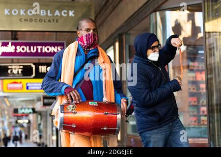 Melbourne, Australie, 29 juillet 2020. Les Hari Krishna portent des masques faciaux lors de la COVID 19 le 29 juillet 2020 à Melbourne, en Australie. À mesure que de nombreux nouveaux cas de coronavirus sont découverts, le Metropolitan Melbourne et le Mitchell Shire restent soumis aux restrictions de l'étape 3, les masques obligatoires étant rendus obligatoires le 23 juillet. 295 nouveaux cas ont été trouvés du jour au lendemain, portant le nombre total de cas actifs à 4,775.Credit: Dave Hewison/Alamy Live News Banque D'Images