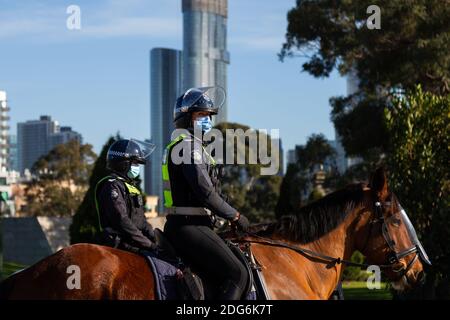 Melbourne, Australie, 31 juillet 2020. La police montée patrouille le sanctuaire prêt à nettoyer tout serait anti masque des manifestants pendant COVID 19 le 31 juillet 2020 à Melbourne, Australie. Les manifestants anti-facemask se rassemblent au Sanctuaire du souvenir un jour après que Victoria a vu un nouveau record dans les cas de coronavirus.Credit: Dave Hewison/Alamy Live News Banque D'Images