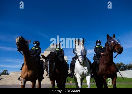 Melbourne, Australie, 31 juillet 2020. La police montée est prête pour la manifestation anti Mask qui n'a jamais eu lieu lors de la COVID 19 le 31 juillet 2020 à Melbourne, en Australie. Les manifestants anti-facemask se rassemblent au Sanctuaire du souvenir un jour après que Victoria a vu un nouveau record dans les cas de coronavirus.Credit: Dave Hewison/Alamy Live News Banque D'Images