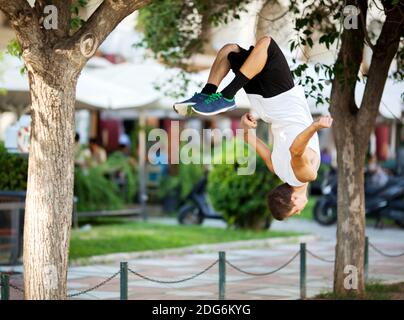 Un jeune sportif qui fait le rabat dans la rue Banque D'Images