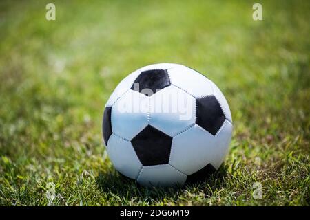 Ballon de football traditionnel sur la pelouse Banque D'Images