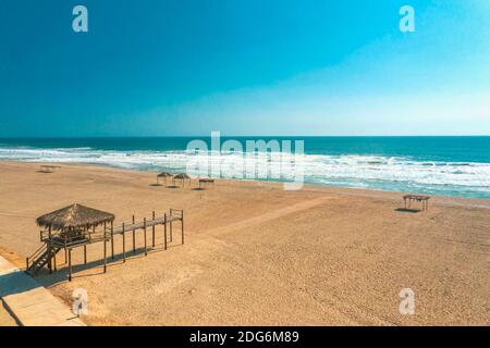 Station typique de la tour Lifeguard, tour Baywatch sur la plage. Banque D'Images