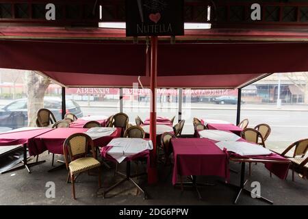 Carlton, Australie, 9 août 2020. Les tables et les chaises sont laissées pour se détériorer à l'extérieur car de nombreux cafés de Lygon Street n'ont pas la place pour les stocker pendant la COVID-19 à Melbourne, en Australie. Little Italy dans Lygon Street continue à s'effondrer où plus de 22 locaux qui étaient autrefois des cafés et des restaurants animés sont vides et à la recherche de nouveaux locataires. Alors que les restrictions de la phase 4 étranglent la ville de Melbourne, les affaires sont en train de tomber comme des mouches et, autrefois, les rues emblématiques comme Lygon restent désertes. Le répit semble peu probable, car 394 nouveaux cas de coronavirus ont été découverts pendant la nuit avec t Banque D'Images