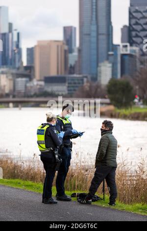 Melbourne, Australie, 18 août 2020. Un photographe est condamné à une amende pour avoir quitté son domicile pour une raison illégale lors de la COVID-19 à Melbourne, en Australie. La quarantaine à l'hôtel a été liée à 99 % des cas COVID-19 de Victoria, a-t-on appris. Cela se produit alors que 222 nouveaux cas ont été découverts et que 17 décès ont été recensés. Melbourne continue à faire l'objet de restrictions à l'étape 4 avec la spéculation qu'il sera prolongé.Credit: Dave Hewison/Alamy Live News Banque D'Images