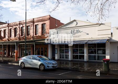 Bendigo, Australie, 21 août 2020. Stella Wine Bar and Cafe sert des plats à emporter uniquement en tant que ville de Bendigo bobines sous la pression des restrictions de la phase 3 pendant COVID-19 à Bendigo, en Australie. Bien que le Conseil du Grand Bendigo n'ait eu que 27 cas de coronavirus actifs et qu'il soit en baisse, la ville est en train de faire face aux restrictions de l'étape 3, où les affaires sont en cours de fermeture, les préoccupations croissantes quant à la santé mentale et l'obligation de porter des masques faciaux, dans de nombreux cas lorsque les rues sont entièrement vides. Victoria a enregistré 179 nouveaux cas en une nuit et 9 autres sont morts, ce qui a mis le premier Banque D'Images