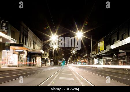 Melbourne, Australie, 26 août 2020. Vue sur Chapel Street, Prahran sous le couvre-feu pendant le COVID-19 à Melbourne, en Australie. L'opposition au premier ministre Daniel Andrews prévoit de prolonger de 12 mois l'état d'urgence de Victoria, alors qu'il négocie avec Cross Benchers pour adopter l'amendement. Il vient comme les numéros de cas continuent à tomber.Credit: Dave Hewison/Alamy Live News Banque D'Images