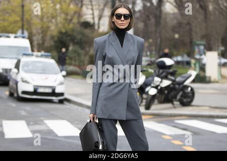 Street style, Fashionista en arrivant au salon Chanel automne-hiver 2017-2018 qui s'est tenu au Grand Palais, à Paris, en France, le 7 mars 2017. Photo de Silviu Doroftei/ABACAPRESS.COM Banque D'Images