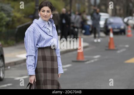 Street style, fashionista arrivant au salon Chanel automne-hiver 2017-2018 qui s'est tenu au Grand Palais, à Paris, en France, le 7 mars 2017. Photo de Silviu Doroftei/ABACAPRESS.COM Banque D'Images