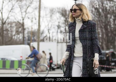 Street style, fashionista arrivant au salon Chanel automne-hiver 2017-2018 qui s'est tenu au Grand Palais, à Paris, en France, le 7 mars 2017. Photo de Silviu Doroftei/ABACAPRESS.COM Banque D'Images