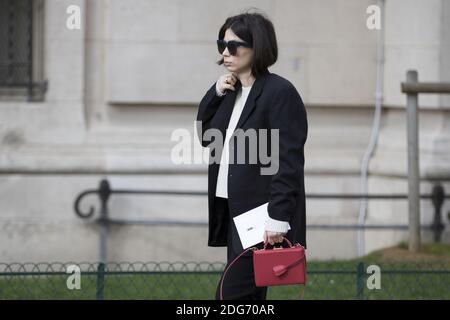 Street style, fashionista arrivant au salon Chanel automne-hiver 2017-2018 qui s'est tenu au Grand Palais, à Paris, en France, le 7 mars 2017. Photo de Silviu Doroftei/ABACAPRESS.COM Banque D'Images