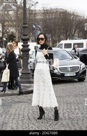 Street style, fashionista arrivant au salon Chanel automne-hiver 2017-2018 qui s'est tenu au Grand Palais, à Paris, en France, le 7 mars 2017. Photo de Silviu Doroftei/ABACAPRESS.COM Banque D'Images