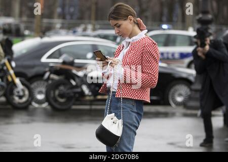 Street style, fashionista arrivant au salon Chanel automne-hiver 2017-2018 qui s'est tenu au Grand Palais, à Paris, en France, le 7 mars 2017. Photo de Silviu Doroftei/ABACAPRESS.COM Banque D'Images