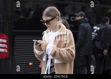 Street style, fashionista arrivant au salon Chanel automne-hiver 2017-2018 qui s'est tenu au Grand Palais, à Paris, en France, le 7 mars 2017. Photo de Silviu Doroftei/ABACAPRESS.COM Banque D'Images