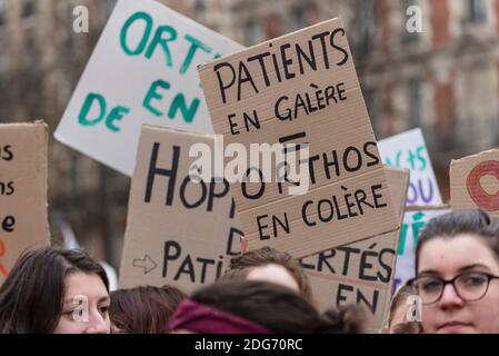 Plusieurs milliers de personnes se sont rassemblées sur la place Denfert-Rochereau à Paris pour protester contre les restrictions budgétaires dans les domaines de la santé, du travail social et des services publics. En chemin, une procession d'élèves du secondaire et d'élèves se joint à la manifestation pour protester contre la violence policière. Le cortège s'est tranquillement rendu sur l'Esplanade des Invalides. Paris, France, le 07 mars 2017. Photo de Samuel Boivin / ABACAPRESS.COM Banque D'Images