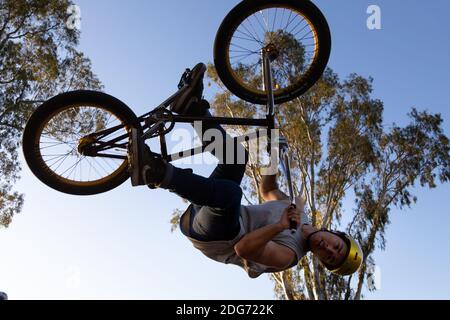 Shepparton, Australie, 15 septembre 2020. Un pilote BMX montre ses compétences au skate Park à Shepparton pendant la COVID-19 à Melbourne, en Australie. Le premier ministre Daniel Andrews a annoncé hier que la région de Victoria passera à l'étape 3 de la feuille de route. Pour Shepparton, dans le centre de Victoria, cela semble être trop peu, trop tard.Credit: Dave Hewison/Alamy Live News Banque D'Images