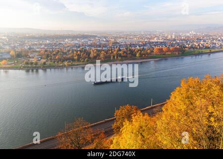 Vue aérienne depuis la colline d'Ehrenbreitstein sur le Rhin à Koblenz, en Allemagne Banque D'Images