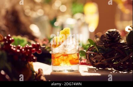 Cocktail à l'ancienne dans un cadre festif Banque D'Images