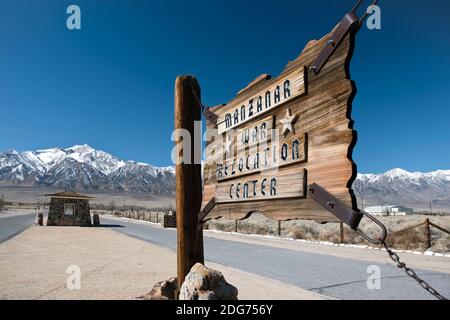 La porte principale du site historique national de Manzanar est un camp où les Américains japonais ont été internés pendant la deuxième Guerre mondiale dans la vallée d'Owens, en Californie Banque D'Images