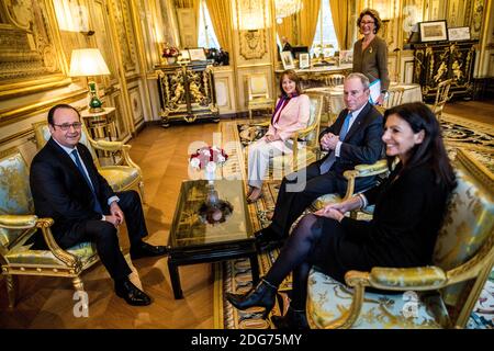 Le 9 mars 2017, le président français François Hollande reçoit l'envoyé spécial des Nations Unies pour les villes et le changement climatique, l'ancien maire de New York Michael Bloomberg, ainsi que le maire de Paris et la présidente du C40 Cities Climate leadership Group (C40), Anne Hidalgo, à l'Elysee Palace de Paris. Photo par RGA/Pool/ABACAPRESS.COM Banque D'Images