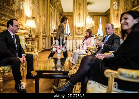 Le 9 mars 2017, le président français François Hollande reçoit l'envoyé spécial des Nations Unies pour les villes et le changement climatique, l'ancien maire de New York Michael Bloomberg, ainsi que le maire de Paris et la présidente du C40 Cities Climate leadership Group (C40), Anne Hidalgo, à l'Elysee Palace de Paris. Photo par RGA/Pool/ABACAPRESS.COM Banque D'Images