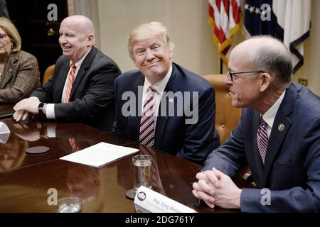 Le président américain Donald J. Trump s'exprime en tant que représentant Greg Walden (R) , le président de la Commission de l'énergie et du commerce et le président de la Commission des voies et moyens de la Chambre Kevin Brady (L) examine, lors d'une discussion sur les soins de santé dans la salle Roosevelt de la Maison Blanche le 10 mars, 2017 à Washington, DC. Photo par Olivier Douliery/Abaca Banque D'Images