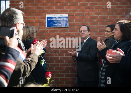 Le président français François Hollande assiste à une cérémonie pour dévoiler la plaque d'une rue nommée d'après l'ancien maire d'Aubervilliers, Jacques Salvator, le 11 mars 2017 à Aubervilliers, au nord de Paris. Jacques Salvator est décédé le 11 mars 2016. Photo par ELIOT BLONDT/ABACAPRESS.COM Banque D'Images