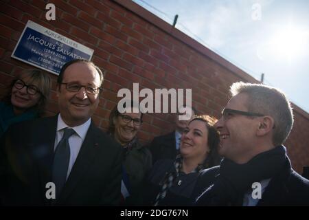 Le président français François Hollande assiste à une cérémonie pour dévoiler la plaque d'une rue nommée d'après l'ancien maire d'Aubervilliers, Jacques Salvator, le 11 mars 2017 à Aubervilliers, au nord de Paris. Jacques Salvator est décédé le 11 mars 2016. Photo par ELIOT BLONDT/ABACAPRESS.COM Banque D'Images