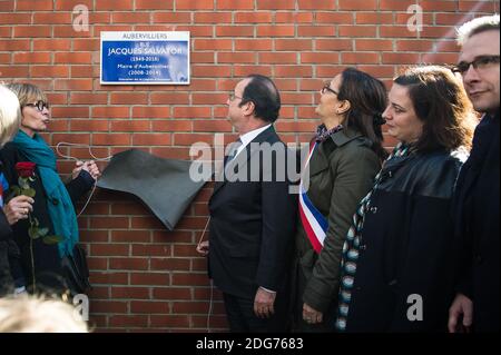 Le président français François Hollande assiste à une cérémonie pour dévoiler la plaque d'une rue nommée d'après l'ancien maire d'Aubervilliers, Jacques Salvator, le 11 mars 2017 à Aubervilliers, au nord de Paris. Jacques Salvator est décédé le 11 mars 2016. Photo par ELIOT BLONDT/ABACAPRESS.COM Banque D'Images