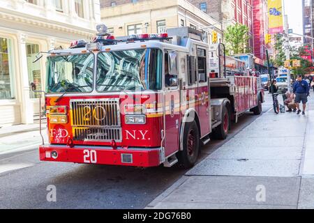 Camion d'incendie Ladder 20 du service des incendies de la ville de New York Banque D'Images