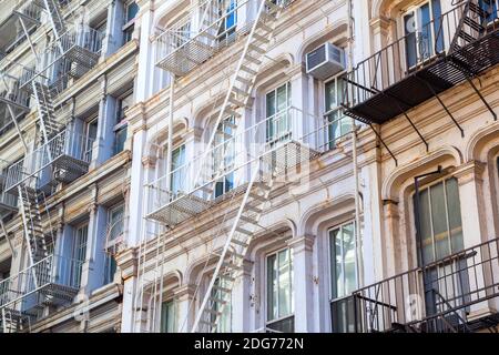 Vieux bâtiments résidentiels avec escalier d'évacuation de feu à Soho, New York City Banque D'Images