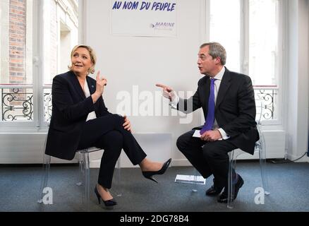 Exclusif - le présentateur de la LBC Nigel Farage interroge Marine le Pen à Paris pour son émission de radio nationale de weeknight à Paris le 12 mars 2017. L'interview complète sera diffusée ce soir (mercredi) à partir de 19 h sur LBC. Photo par Eliot Blondt/ABACAPRESS.COM Banque D'Images