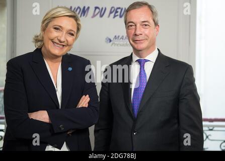 Exclusif - le présentateur de la LBC Nigel Farage interroge Marine le Pen à Paris pour son émission de radio nationale de weeknight à Paris le 12 mars 2017. L'interview complète sera diffusée ce soir (mercredi) à partir de 19 h sur LBC. Photo par Eliot Blondt/ABACAPRESS.COM Banque D'Images