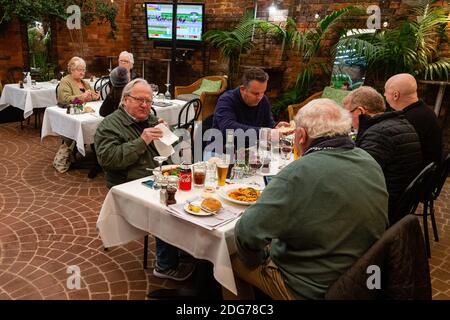 Melbourne, Australie, 1er juin 2020. Après trois mois longs et secs dans le cadre des restrictions COVID-19 empêchant l'ouverture des bars et des pubs, les habitants du sud de Melbourne affluent dans l'Emerald Hotel pour déguster le déjeuner, la bière et le vin tandis que les bars, les cafés et les restaurants sont autorisés à rouvrir le 01 juin 2020 à Melbourne, en Australie. Victoria est ouvert pour les affaires car les cafés, les bars et les restaurants ouvrent de nouveau leurs portes pour un maximum de 20 clients assis à partir d'aujourd'hui. Le premier ministre victorien Daniel Andrews, a annoncé le 16 mai que tous les cafés, restaurants et bars pourront rouvrir jusqu'à 20 clients pe Banque D'Images