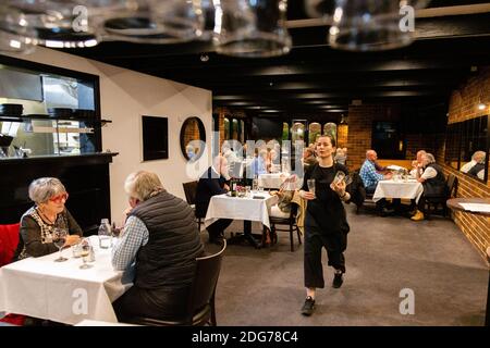 Melbourne, Australie, 1er juin 2020. Un membre du personnel sert des clients pour la première fois en trois mois à l'hôtel Emerald à South Melbourne le 01 juin 2020 à Melbourne, en Australie. Victoria est ouvert pour les affaires car les cafés, les bars et les restaurants ouvrent de nouveau leurs portes pour un maximum de 20 clients assis à partir d'aujourd'hui. Le premier ministre victorien Daniel Andrews, a annoncé le 16 mai que tous les cafés, restaurants et bars pourront rouvrir jusqu'à 20 clients par espace clos à partir du 1er juin, puis un assouplissement supplémentaire des restrictions à 50 clients le 22 juin. Il vient Banque D'Images