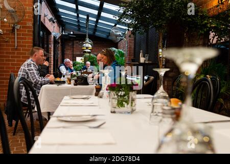 Melbourne, Australie, 1er juin 2020. Après trois mois longs et secs dans le cadre des restrictions COVID-19 empêchant l'ouverture des bars et des pubs, les habitants du sud de Melbourne affluent dans l'Emerald Hotel pour déguster le déjeuner, la bière et le vin tandis que les bars, les cafés et les restaurants sont autorisés à rouvrir le 01 juin 2020 à Melbourne, en Australie. Victoria est ouvert pour les affaires car les cafés, les bars et les restaurants ouvrent de nouveau leurs portes pour un maximum de 20 clients assis à partir d'aujourd'hui. Le premier ministre victorien Daniel Andrews, a annoncé le 16 mai que tous les cafés, restaurants et bars pourront rouvrir jusqu'à 20 clients pe Banque D'Images