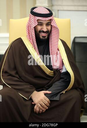 WASHINGTON, DC - MARS 14: Mohammed ben Salman, prince héritier adjoint et ministre de la Défense du Royaume d'Arabie Saoudite rencontre le président américain Donald Trump, dans le Bureau ovale de la Maison Blanche, le 14 mars 2017 à Washington, DC. (Photo de Mark Wilson/Getty Images) Banque D'Images