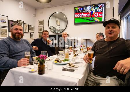 Melbourne, Australie, 1er juin 2020. Après un long et sec de trois mois dans le cadre des restrictions COVID-19 empêchant l'ouverture des bars et pubs, les habitants du sud de Melbourne, Andrew, Danny, James, Sam et Greg, déjeunent à l'Emerald Hotel car les bars, cafés et restaurants sont autorisés à rouvrir le 01 juin 2020 à Melbourne, en Australie. Victoria est ouvert pour les affaires car les cafés, les bars et les restaurants ouvrent de nouveau leurs portes pour un maximum de 20 clients assis à partir d'aujourd'hui. Le premier ministre victorien Daniel Andrews, a annoncé le 16 mai que tous les cafés, restaurants et bars pourront rouvrir jusqu'à 20 Banque D'Images