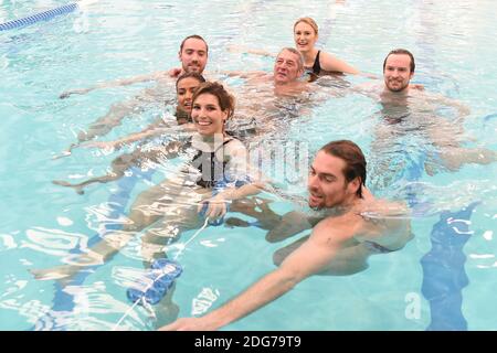 Camille Lacourt, Laurie Thilleman, Karima Neggaz et Président de la fédération française de natation Francis Luyce assistent à la nuit de l'eau, un événement organisé par la fédération française de natation en collaboration avec l'UNICEF à la piscine de la Butte aux Cailles à Paris, France, le 15 mars 2017. Photo de Laurent Zabulon/ABACAPRESS.COM Banque D'Images