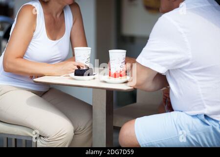 Couple du café et des desserts sur Patio Cafe Banque D'Images