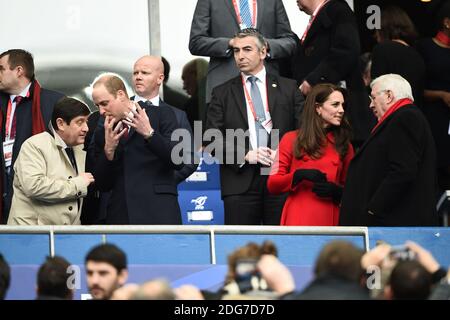 Le prince William, duc de Cambridge et sa femme Catherine, duchesse de Cambridge, regardent depuis les stands le match de rugby de six nations France / pays de Galles au Stade de France à Saint Denis près de Paris, France, le 18 mars 2017. Photo par Eliot Blondt/ABACAPRESS.COM Banque D'Images