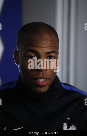 Djibril Sidibe, France, donne une interview télévisée au centre de formation de Clairefontaine-en-Yvelines, France, le 20 mars 2017. Photo de Henri Szwarc/ABACAPRESS.COM Banque D'Images