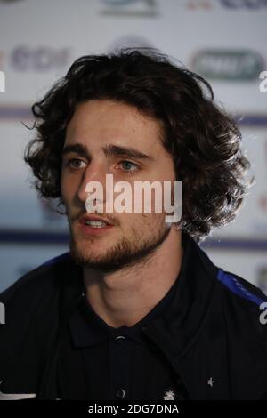 Le 20 mars 2017, Adrien Rabiot, de France, donne une interview télévisée au centre de formation de Clairefontaine-en-Yvelines. Photo de Henri Szwarc/ABACAPRESS.COM Banque D'Images