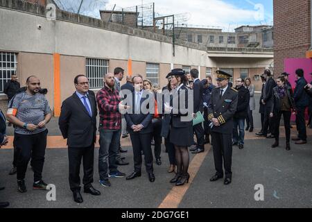 Le président français François Hollande (2e L) s'entretient avec deux détenus en tant que ministre de la Justice Jean-Jacques Urvoas (3e R), le directeur de la prison Lea Poplin (2e R) et le préfet de Seine-Saint-Denis Pierre-André Durand (R) lors d'une visite au centre de rétention de Villepinte, à Villepinte, près de Paris, le 22 mars 2017. Photo de Christophe petit Tesson/Pool/ABACAPRESS.COM Banque D'Images