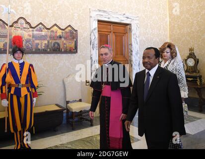 Le pape François rencontre le président du Cameroun Paul Biya et sa femme Chantal au Vatican le 23 mars 2017. Chantal Biya est célèbre pour son style excentrique. Sa coiffure caractéristique et son sens de la mode ont été célébrés dans la presse internationale. Photo par Eric Vandeville/ABACAPRESS.COM Banque D'Images