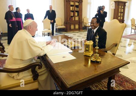 Le pape François rencontre le président du Cameroun Paul Biya et sa femme Chantal au Vatican le 23 mars 2017. Chantal Biya est célèbre pour son style excentrique. Sa coiffure caractéristique et son sens de la mode ont été célébrés dans la presse internationale. Photo par Eric Vandeville/ABACAPRESS.COM Banque D'Images