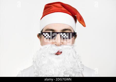 Swag Santa Claus dans des lunettes de soleil rigolo pixelated sur fond blanc. Gangster, boss, thoug Life meme. style 8 bits. Holly Jolly x Mas Noel. Froid Banque D'Images