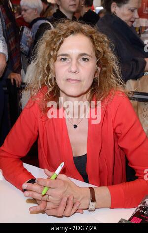 Signature du livre Delphine de Vigan au 37e salon du livre à Paris, France, le 25 mars 2017. Photo d'Aurore Marechal/ABACAPRESS.COM Banque D'Images