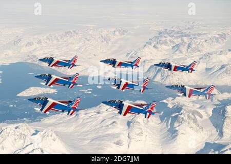 Des avions de chasse de la Force aérienne française survolent l'Islande et le Groenland en route pour survoler le port de New York le samedi 25 mars 2017. Les huit Alpha Jets de la Patrouille de France ont traversé le ciel, faisant des dessins avec des feux rouges, blancs et bleus. Les avions étaient accompagnés d'un Airbus A400 et de deux autres avions Alpha qui documenteront la mission. Les responsables disent que l'événement a été organisé pour commémorer le 100e anniversaire de l'entrée des États-Unis dans la première Guerre mondiale et pour réaffirmer les liens historiques entre la France et les États-Unis. La migration a été le premier appeara du groupe français Banque D'Images